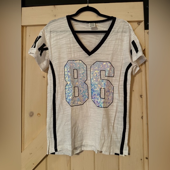 PINK Victoria's Secret White Tee with Black Accents Size XS - Picture 1 of 4